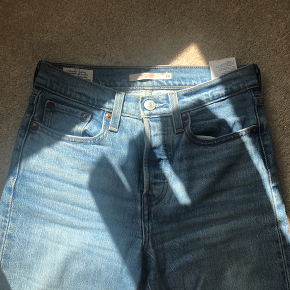 Aritiza - Levi's - Wedgie Straight - Size 24 - Picture 2 of 4